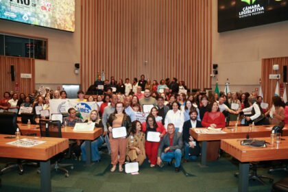 CLDF homenageia trajetória do Sinpro-DF em sessão solene pelos 47 anos da entidade