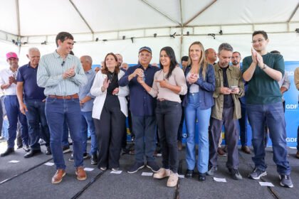 GDF entrega tratores, caminhões e kits de irrigação para fortalecer produção rural no DF