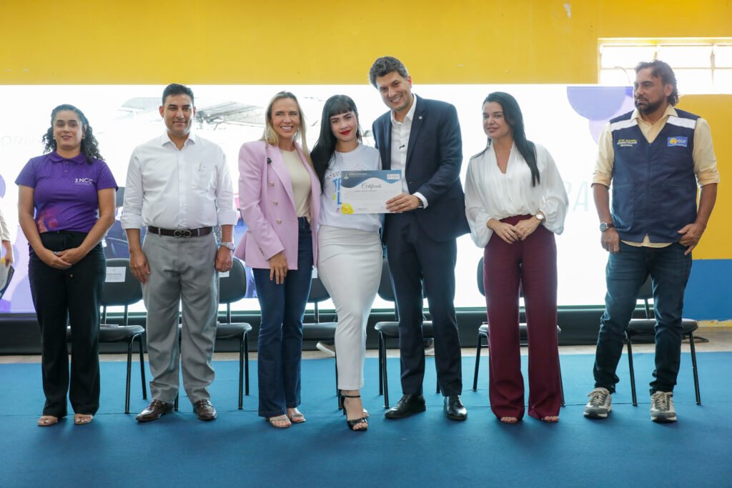 Celina Leão destaca autonomia feminina em entrega de certificados a mais de 300 mulheres no DF