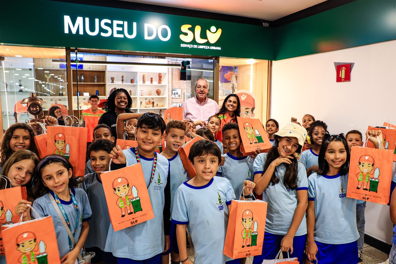 Alunos da rede pública visitam museu e têm aula prática sobre separação de resíduos