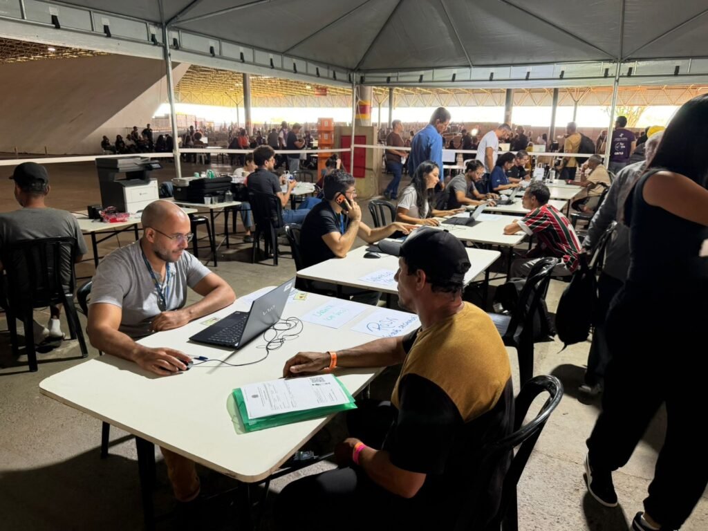 Mutirão no DF leva serviços essenciais e atende 250 pessoas em situação de rua