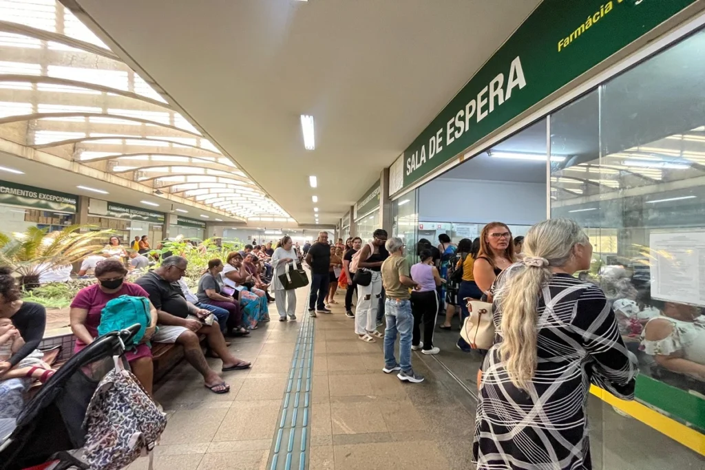 Último dia para retirar remédios na Farmácia de Alto Custo tem filas