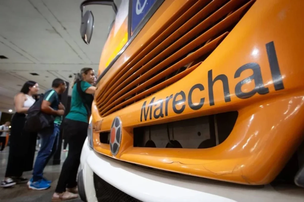 Empresa de ônibus indenizará passageira que fraturou vertebras após freada