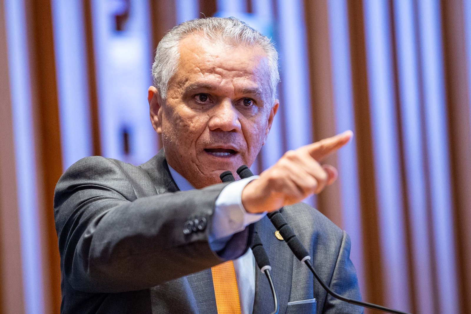 CLDF aprova restrição a condenados por racismo no serviço público e avaliza mudanças no Eixão do Lazer