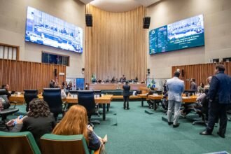 Câmara Legislativa aprova projeto que regulamenta cessão de outorgas de táxi no Distrito Federal