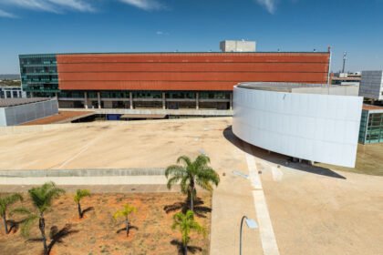 Câmara Legislativa recebe exposição sensorial e inclusiva que incentiva interação com as obras