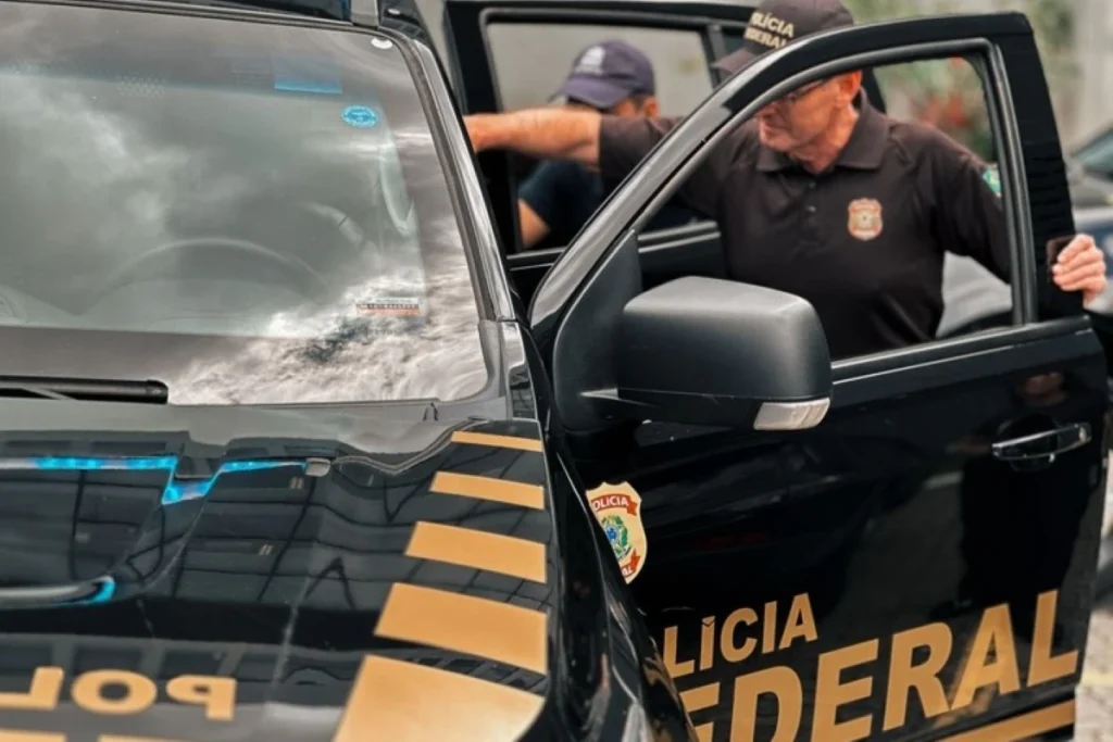 PF prende estrangeiros foragidos da lista vermelha da Interpol em SC