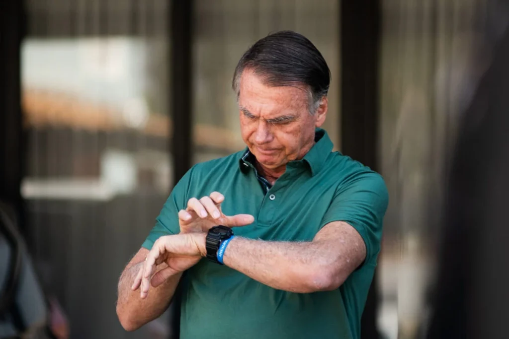 Bolsonaro deixa prisão domiciliar para realizar cirurgia no ombro