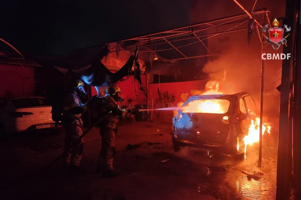 Carro pega fogo dentro de estabelecimento comercial no DF