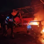 Carro pega fogo dentro de estabelecimento comercial no DF