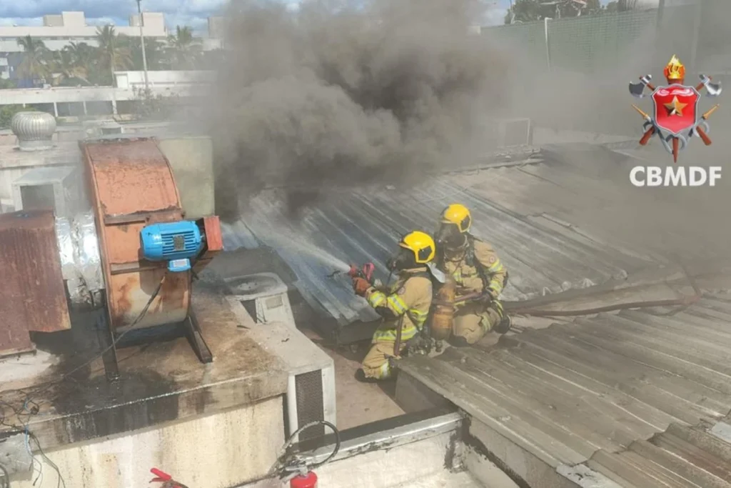 Bombeiros combatem incêndio em restaurante no Sudoeste