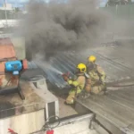 Bombeiros combatem incêndio em restaurante no Sudoeste