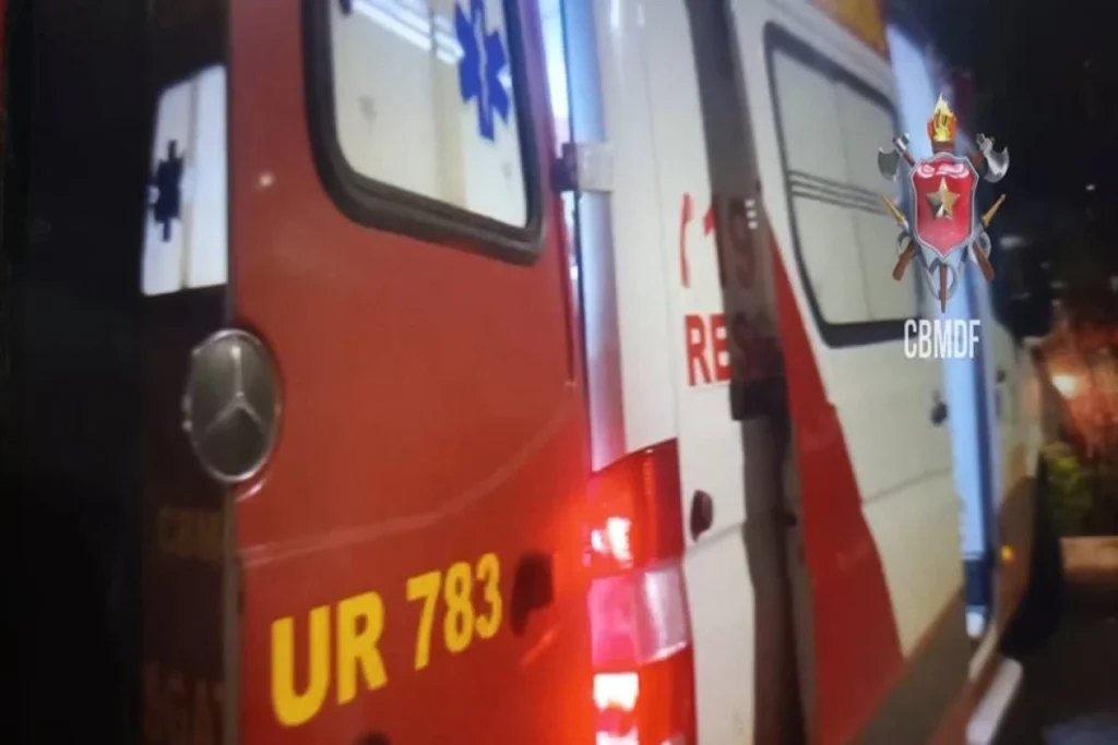 Carro capota e vítima fica presa às ferragens