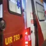 Carro capota e vítima fica presa às ferragens