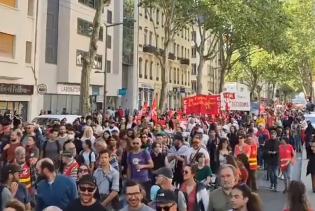 França: atos de 1º de Maio reúnem milhares de pessoas