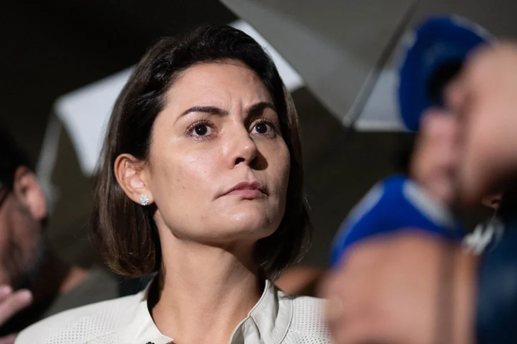 “Sob controle”: Michelle atualiza estado de saúde de Bolsonaro