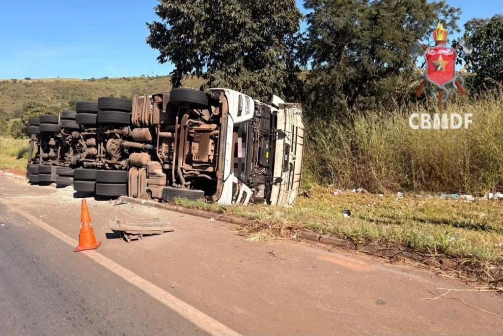 Duas pessoas são socorridas após carreta tombar em via no DF