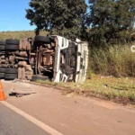 Duas pessoas são socorridas após carreta tombar em via no DF