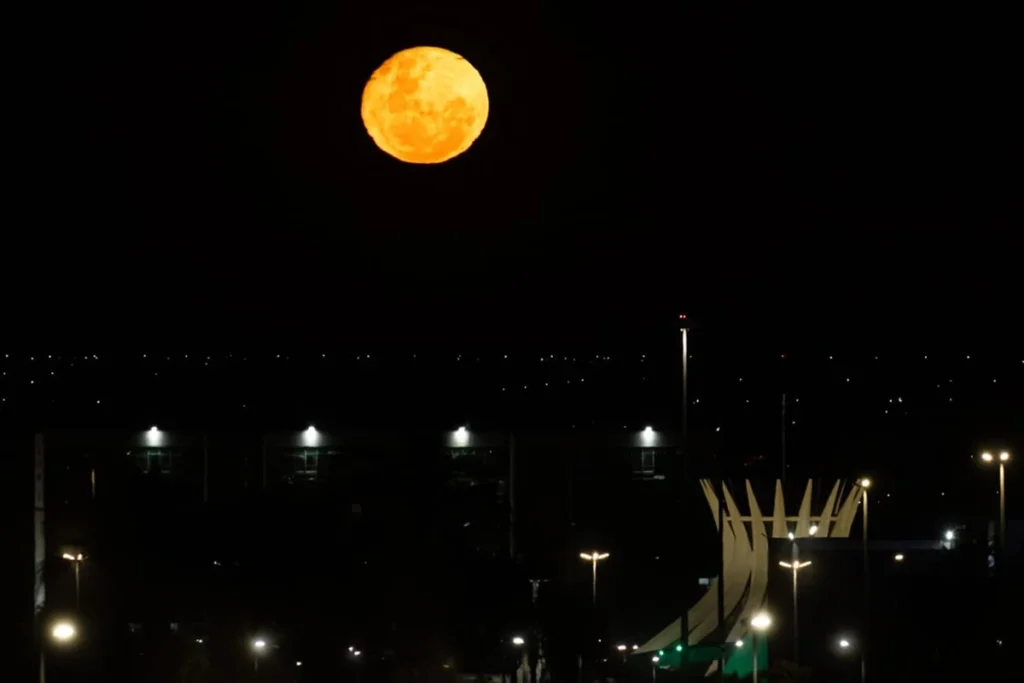 “Lua das Flores” ilumina céu de Brasília neste sábado (2/5); confira