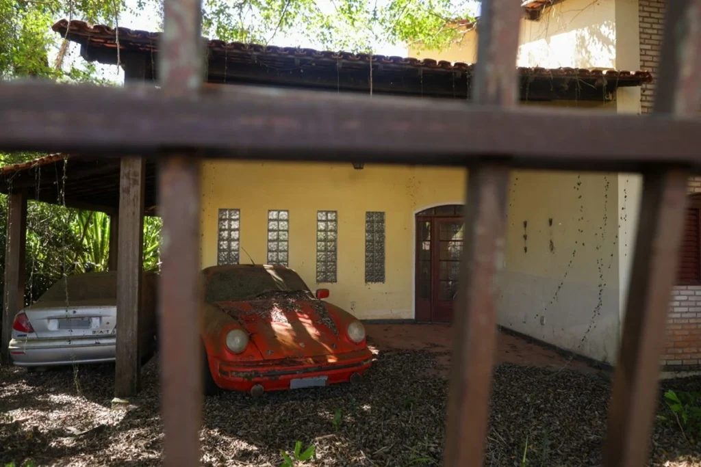 Nem tudo que reluz é ouro: Porsche em mansão abandonada guarda segredo