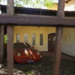 Nem tudo que reluz é ouro: Porsche em mansão abandonada guarda segredo