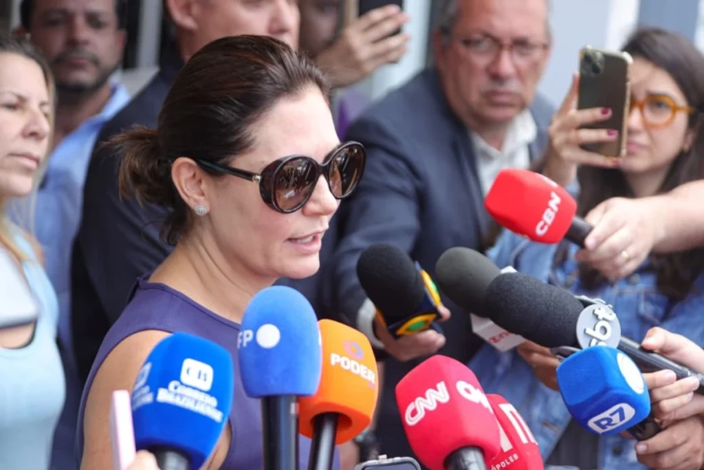 No 2º dia após cirurgia, Michelle diz que Bolsonaro tem dor controlada
