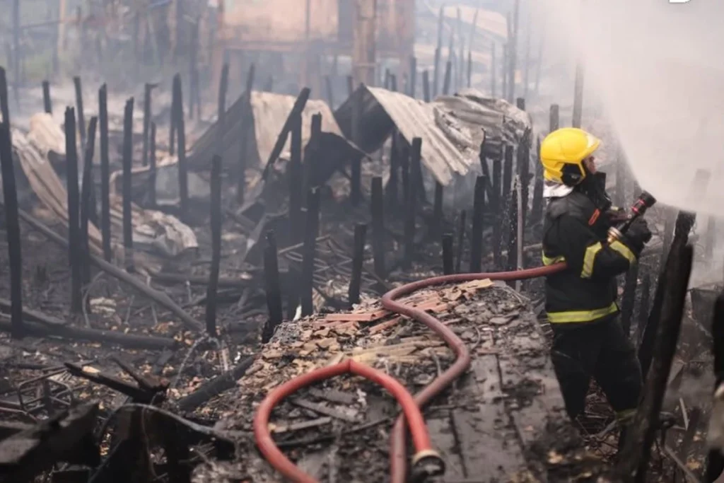 Explosão de botijão de gás causa incêndio e atinge 30 casas em Manaus