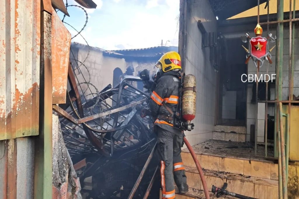 Idoso é socorrido após materiais recicláveis pegarem fogo em casa