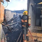 Idoso é socorrido após materiais recicláveis pegarem fogo em casa