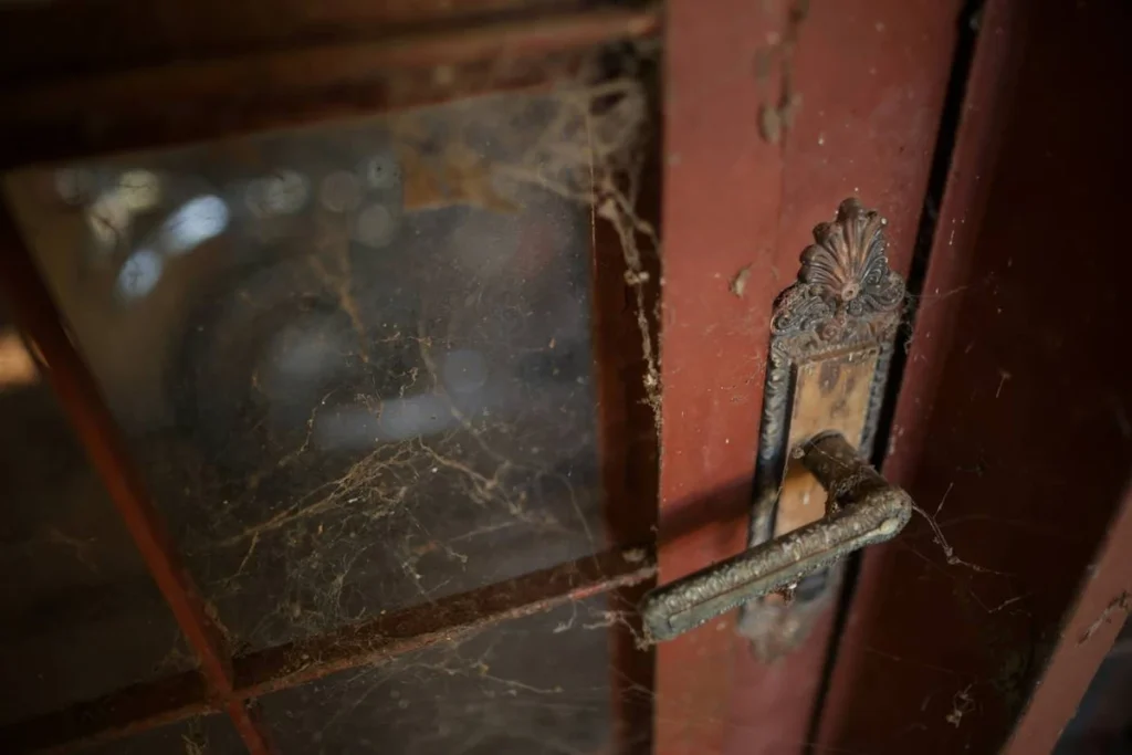 O mistério por trás da mansão abandonada que intriga moradores de Brasília