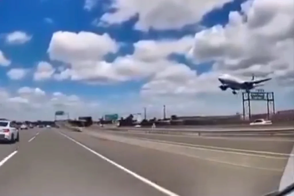 Avião atinge poste e caminhão durante pouso em Nova Jersey nos EUA
