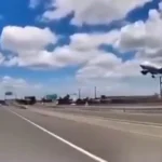 Avião atinge poste e caminhão durante pouso em Nova Jersey nos EUA