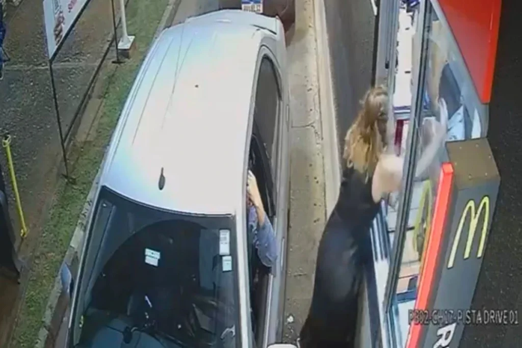 Veja momento em que cliente dá tapa na cara de atendente de drive-trhu