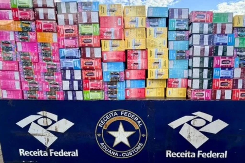 Receita apreende cigarros eletrônicos em fundo falso de caminhão no PR