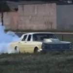 Carrão faz manobras perigosas em condomínio e põe moradores em risco