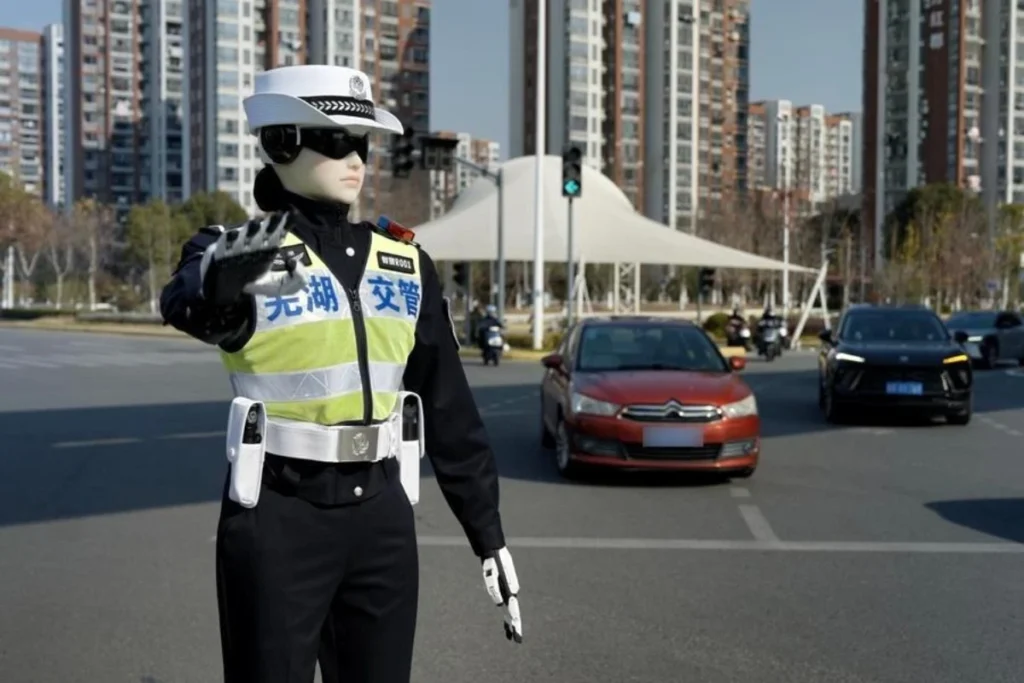 China usa esquadrão policial robótico com IA para controlar trânsito