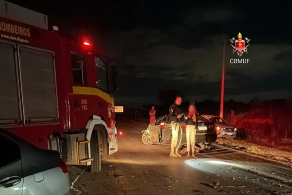 Colisão envolvendo quatro carros deixa sete pessoas feridas na BR-080