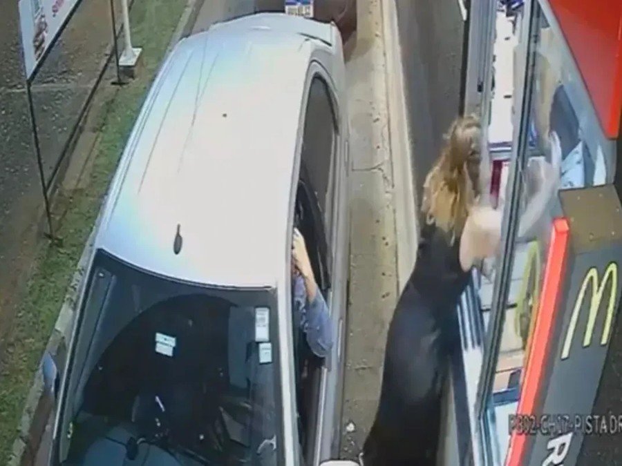 Cliente agride atendente após discussão por alergia a cebola em drive-thru no DF – Portal Ururau – Site de Notícias