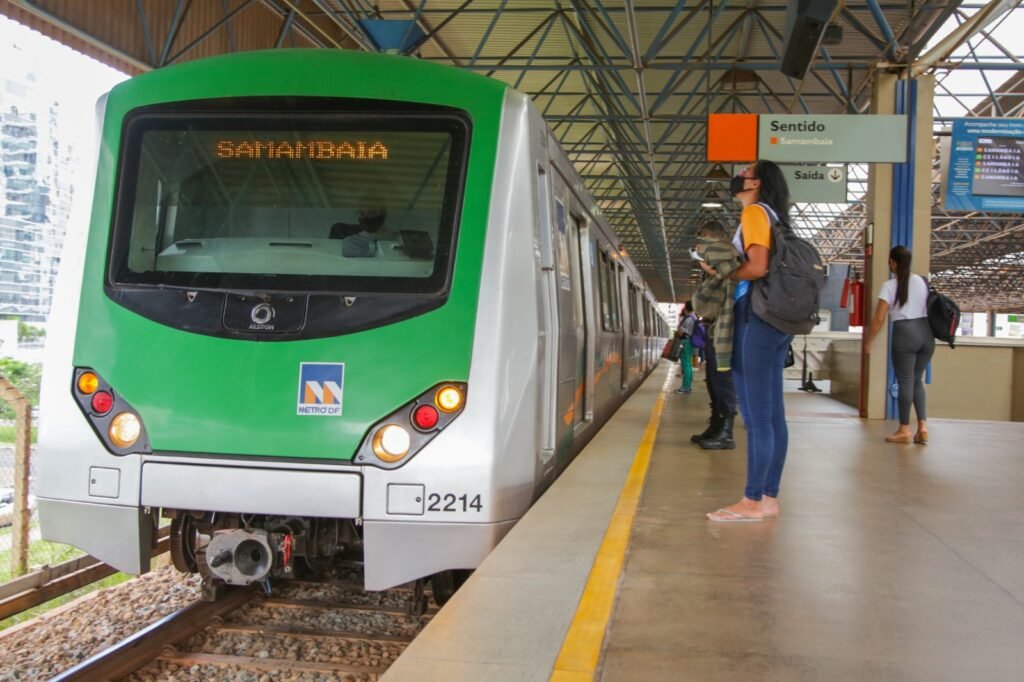DF abre licitação para quiosques em estações do metrô com grande circulação