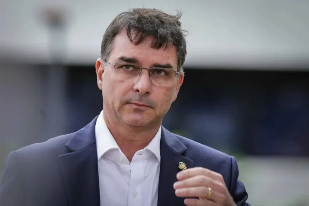 Flávio Bolsonaro se solidariza com deputados suspensos por motim