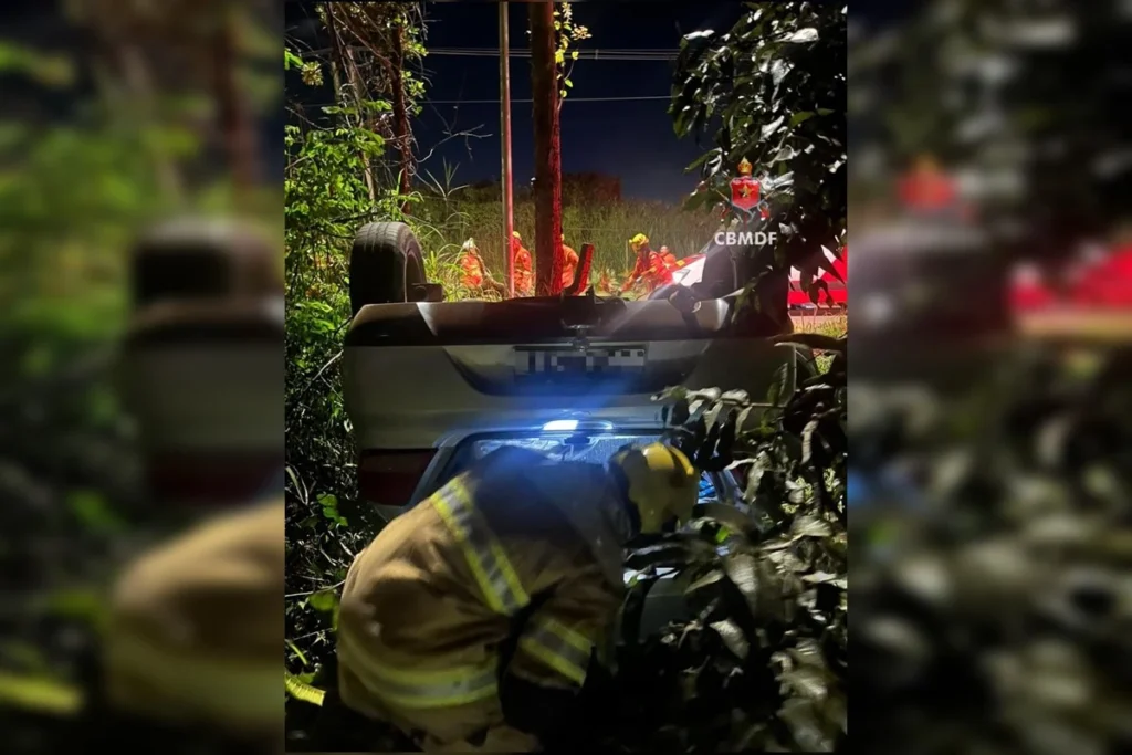 Carro capota na DF-440 e bombeiros resgatam vítima dentro do veículo