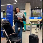 Mãe é retirada de voo pela PF após confusão com comissária por carrinho de bebê