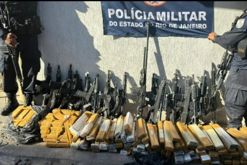 RJ: polícia acha bunker do TCP com 16 fuzis; 24 escolas são fechadas