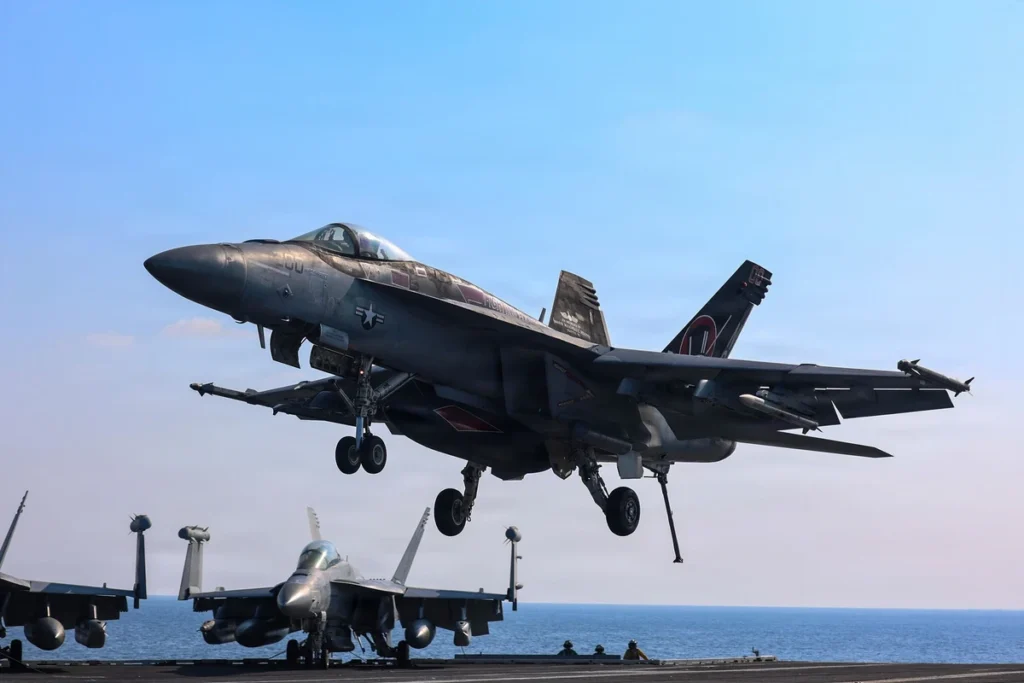 Caça F-18 dos EUA bombardeia navio do Irã que tentou furar bloqueio