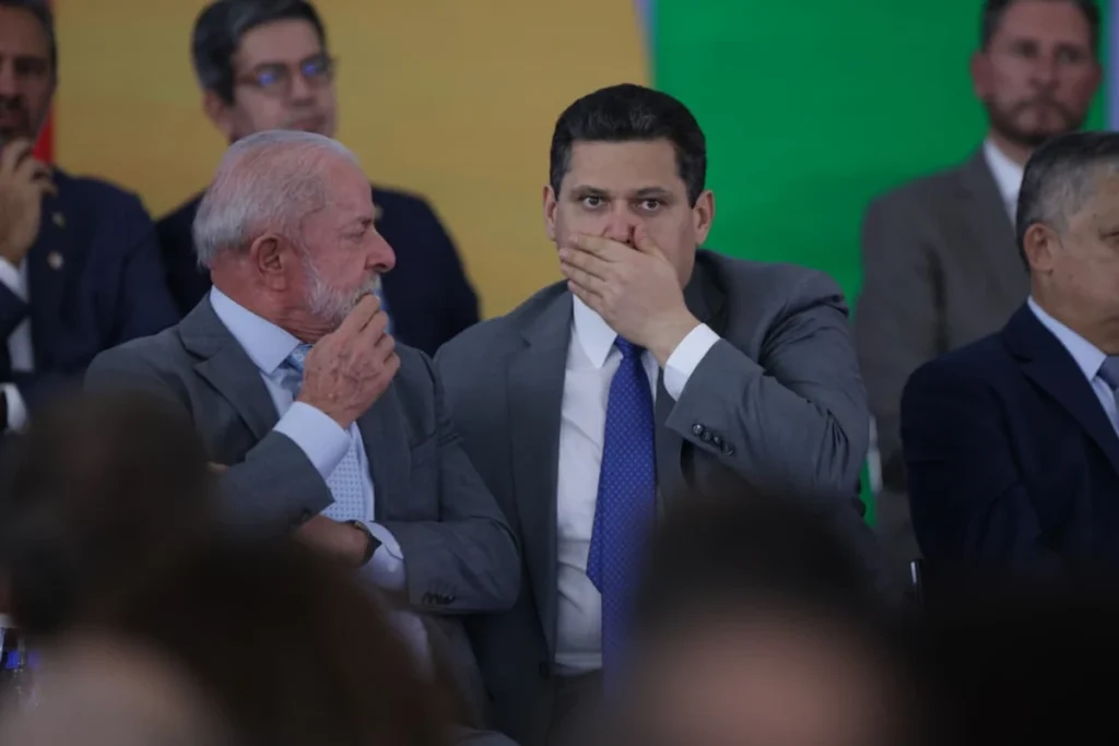Ministro de Lula se reúne com Alcolumbre em busca de reaproximação