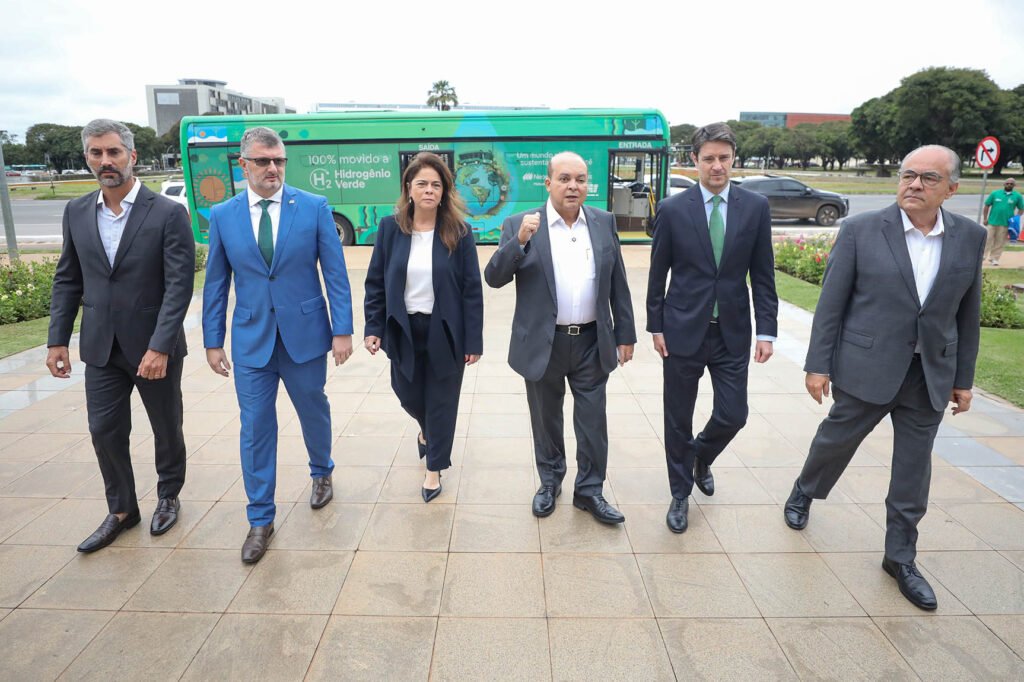 Brasília lança primeira rota turística com ônibus movido a hidrogênio verde no país