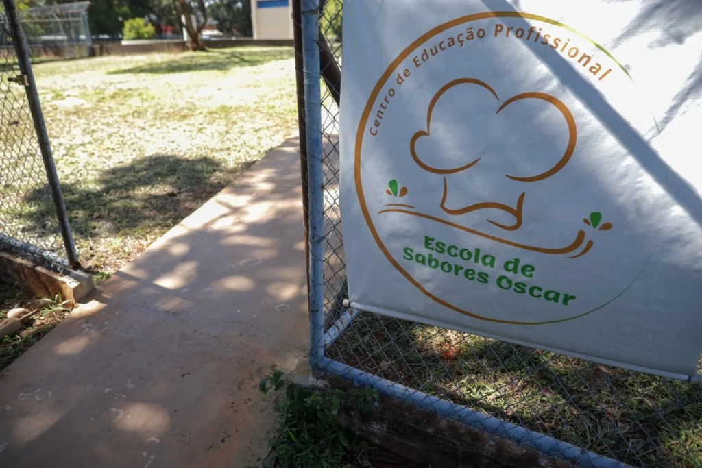 Secretaria faz intervenção na Escola de Sabores Oscar e afasta diretora