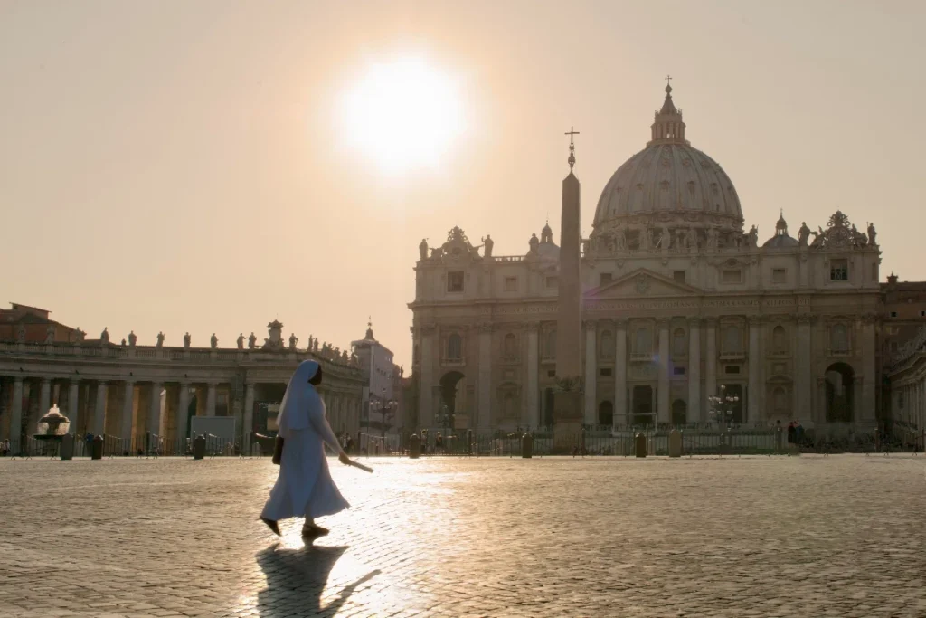 Vaticano publica documento que critica “cura gay” e discute inclusão
