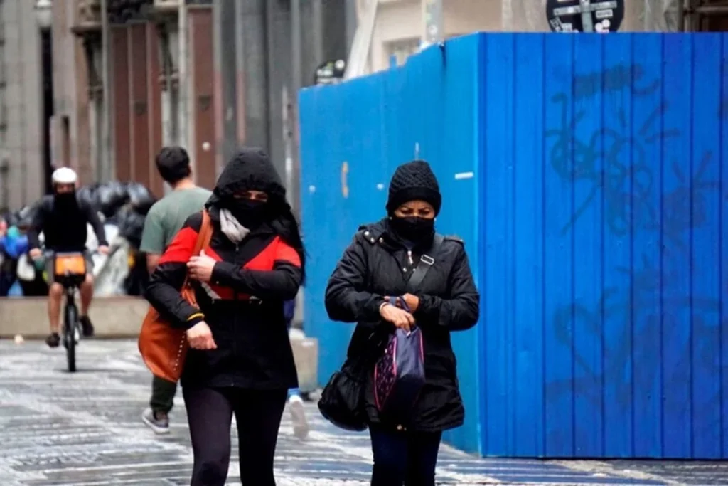 “Ciclone bomba”: frente fria avança e promete temporais no Sul