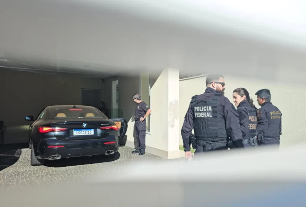 PF apreende moto de luxo e BMW na casa de Ciro Nogueira